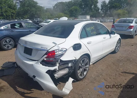 2017 Mercedes-Benz C 300 4Matic z USA, uszkodzony, nr VIN 55SWF4KB9HU182405